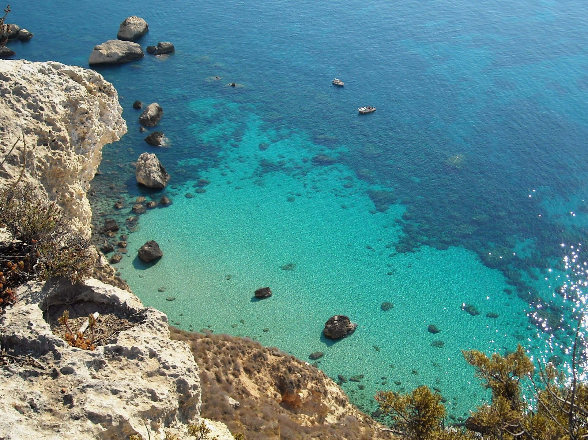 Il mare turchese sotto Capo Sant’Elia e la Sella del Diavolo